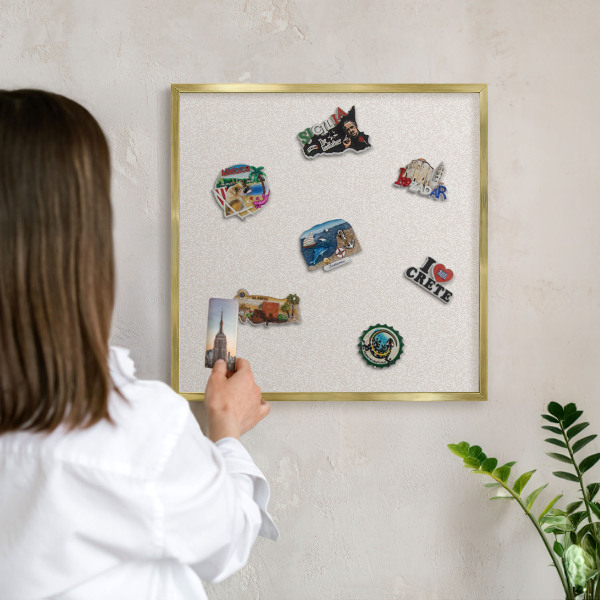 Metalen magneetbord met lijst in het goud Romige textuur