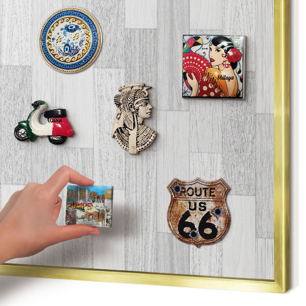 Metalen magneetbord met lijst in het goud Houtstructuur