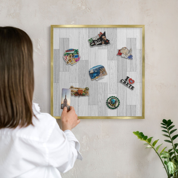 Metalen magneetbord met lijst in het goud Houtstructuur