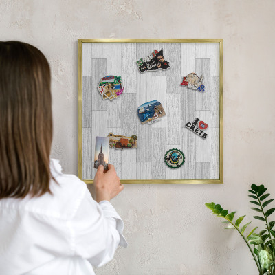 Metalen magneetbord met lijst in het goud Houtstructuur