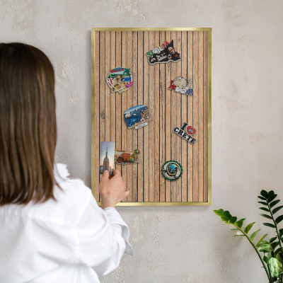 Metalen magneetbord met lijst in het goud Houten planken
