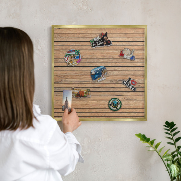 Metalen magneetbord met lijst in het goud Houten planken