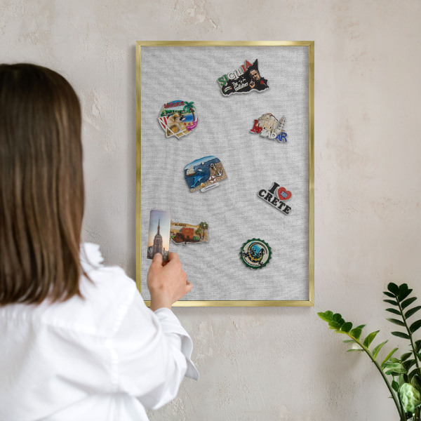 Metalen magneetbord met lijst in het goud Subtiele elegantie