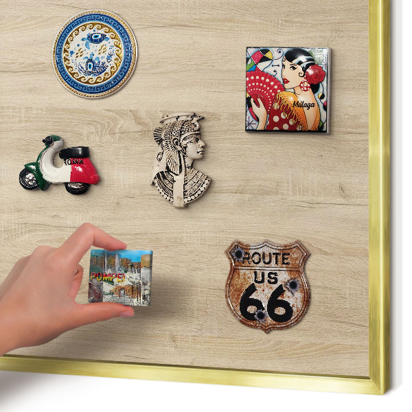 Metalen magneetbord met lijst in het goud Houten achtergrond