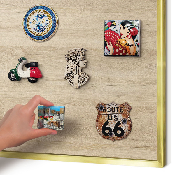 Metalen magneetbord met lijst in het goud Houten achtergrond