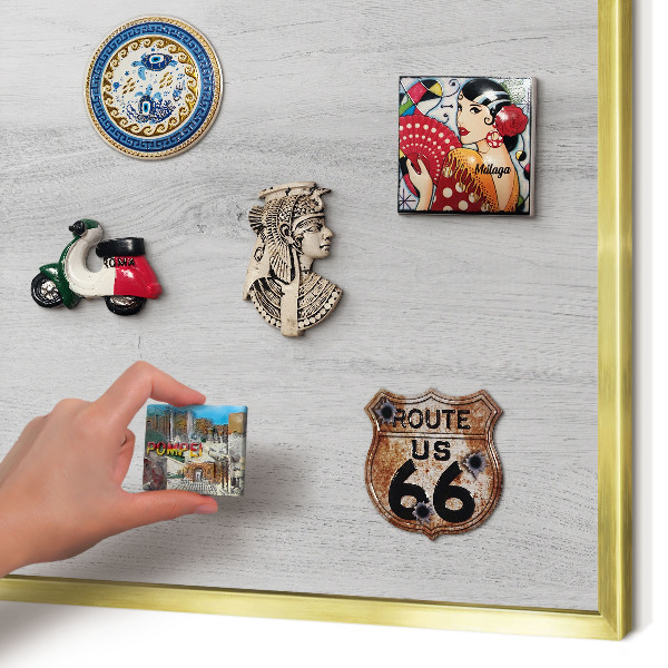 Metalen magneetbord met lijst in het goud Houten constructie
