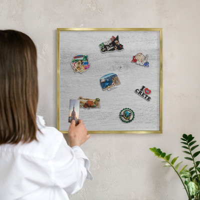 Metalen magneetbord met lijst in het goud Houten constructie