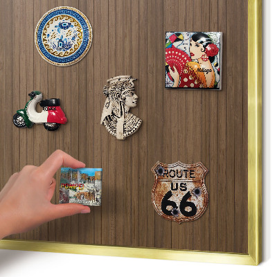 Magnetisch bord voor reismagneten met gouden lijst Houten achtergrond
