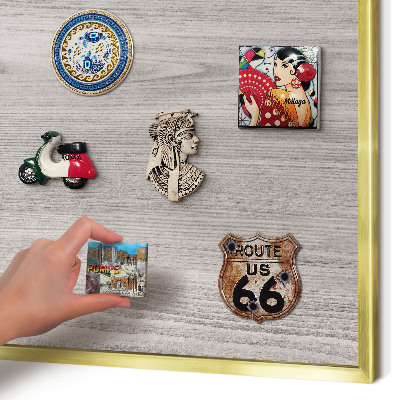 Metalen magneetbord met lijst in het goud Houtstructuur