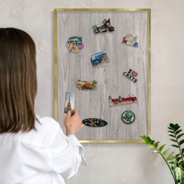 Metalen magneetbord met lijst in het goud Houtstructuur