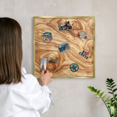 Metalen magneetbord met lijst in het goud Houtstructuur