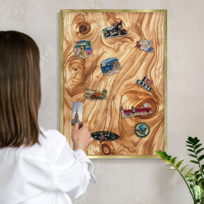 Metalen magneetbord met lijst in het goud Houtstructuur