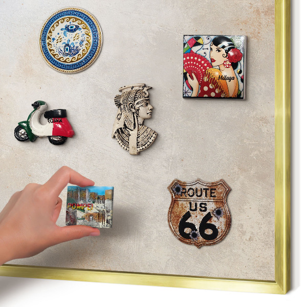Metalen magneetbord met lijst in het goud Neutrale achtergrond