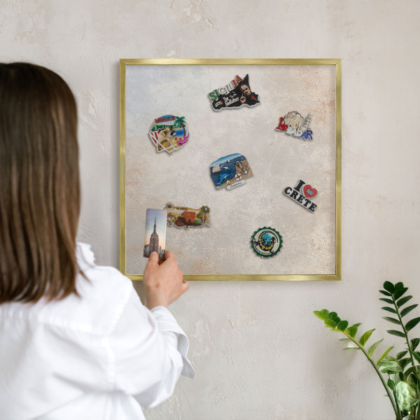 Metalen magneetbord met lijst in het goud Neutrale achtergrond