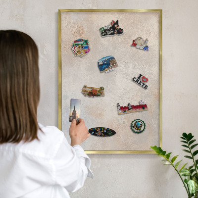 Metalen magneetbord met lijst in het goud Neutrale achtergrond