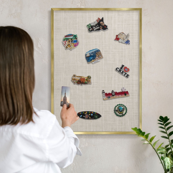 Metalen magneetbord met lijst in het goud Subtiele elegantie