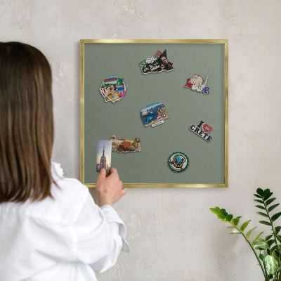 Metalen magneetbord met lijst in het goud Donkere salie