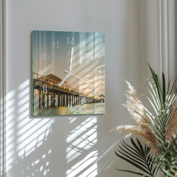 Vierkante glazen klok Houten loopbrug