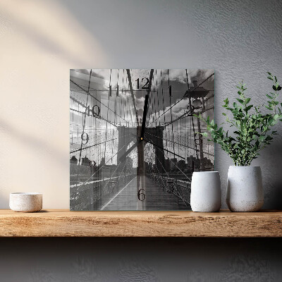 Vierkante glazen wandklok Brug