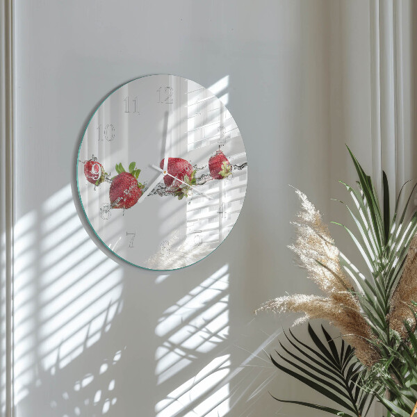 Ronde glazen klok Aardbeien in water