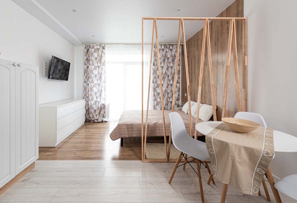 Hoe de woonkamer met de slaapkamer verzoenen?