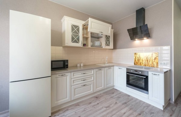 Hoe glaspanelen in de keuken installeren?