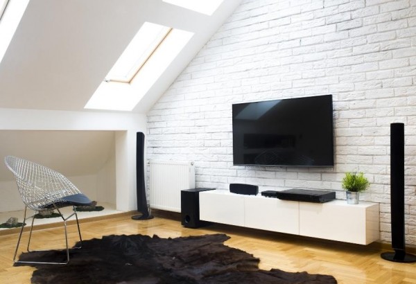 Hoe een tv-muur inrichten? Interessante ideeën voor de ruimte rond de tv