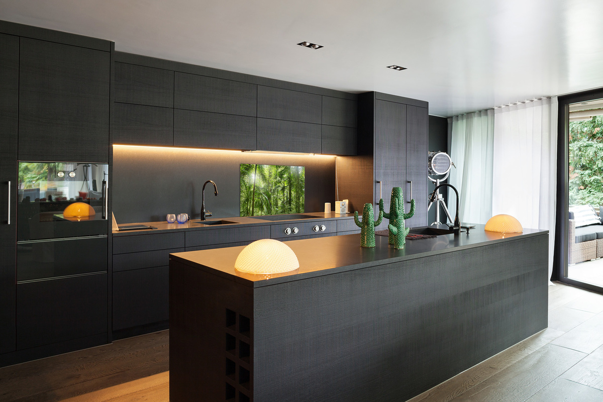 Voordelen van glas in plaats van tegels in de keuken, oftewel glazen keukenpanelen