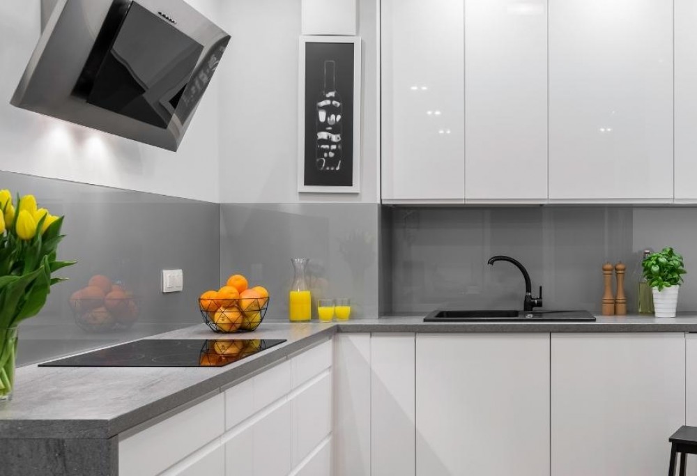 Witte en grijze keuken