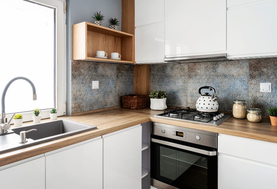 Functionaliteit en esthetiek: glaspanelen als ideale oplossing voor de keuken